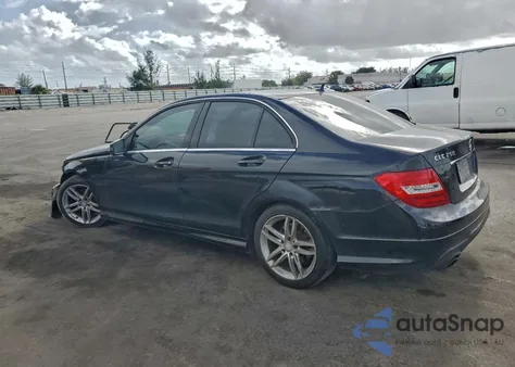 2014 Mercedes-Benz C 250 z USA, uszkodzony, nr VIN WDDGF4HB8EG249631
